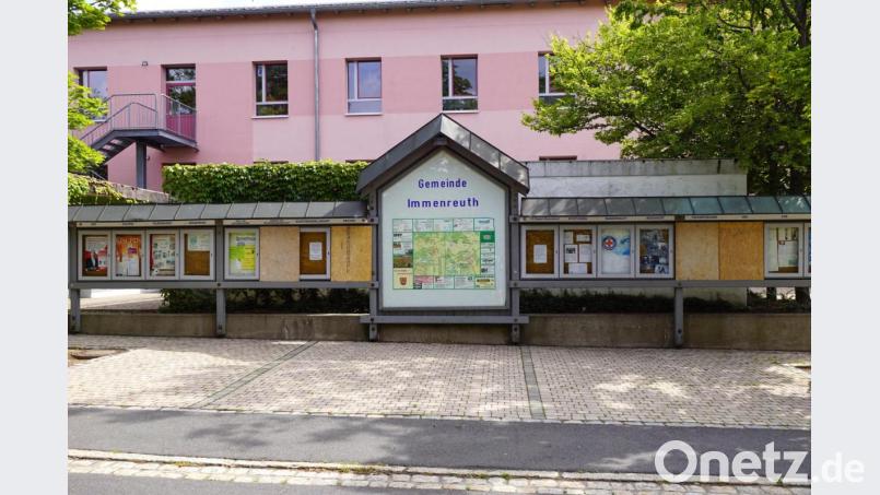 Die zerstörten Scheiben der Schaukästen sind mittlerweile mit Holzplatten überdeckt worden. Bild: bkr