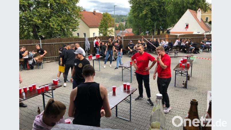 Für manche ist es Alkoholmissbrauch, für andere ein geselliges Geschicklichkeitsspiel: Bei der ersten Bierpong-Meisterschaft im Fuchsbeck-Hof im vergangenen Jahr 2020 lief noch alles reibungslos: Die Stadt hatte keine Einwände gegen das bei Jüngeren beliebten Spiel. Bild: David Martynec/exb