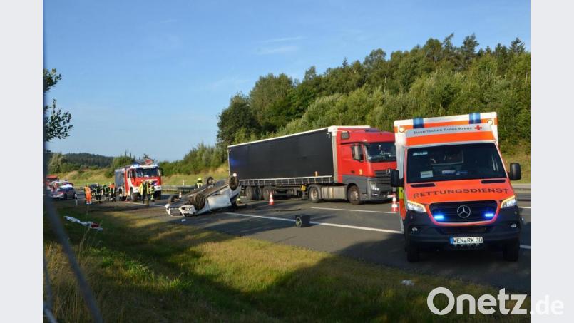 Nur leichte Verletzungen trug ein junger Mann davon, der sich mit seinem Audi auf der A6 überschlagen hatte. Bild: dob