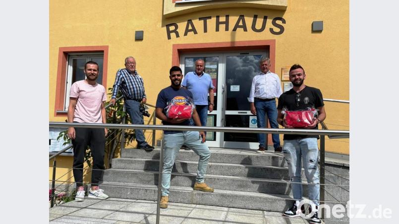 Zur Europatour gehört auch Ammerthal: Ranel Josef (Zweiter von links) und Guy Kopela (rechts) besuchen die 
Partnergemeinde, vertreten durch (hinten links) Ersten Bürgermeister Anton Peter und Zweiten Bürgermeister
Georg Paulus (hinten rechts). Bild: oe