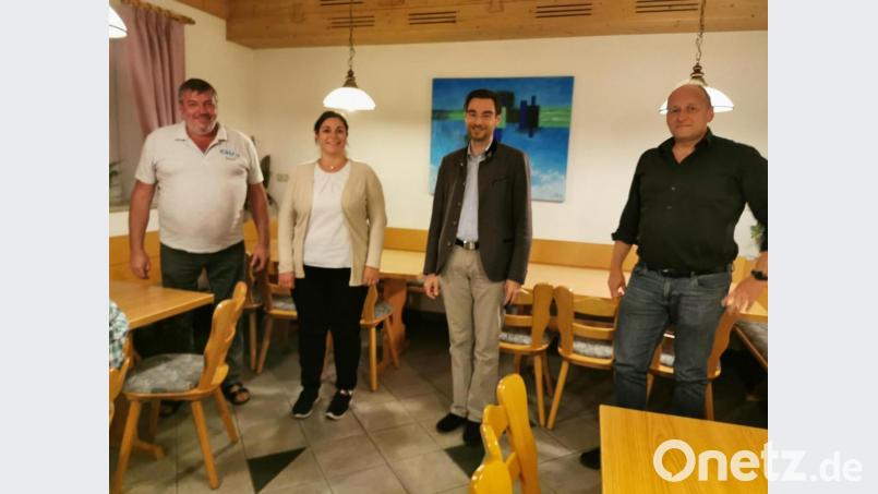 CSU-Ortsvorsitzender Josef Schreglmann mit seiner neuen Stellvertreterin Anna Rauh, Stephan Oetzinger und seinem im Amt bestätigten Stellvertreter Winfried Sporrer. Bild: exb