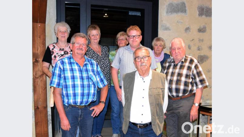 Nach der Vorstandsneuwahl beim Gesangverein Königstein: (von links) Betty Pirner, Helmut Knahn, Gabi Knahn, Burgl Lehnerer, Bürgermeister Bernhard Köller, Karl-Heinz Rasche, Betty Pirner und Johann Rösel. Bild: wku