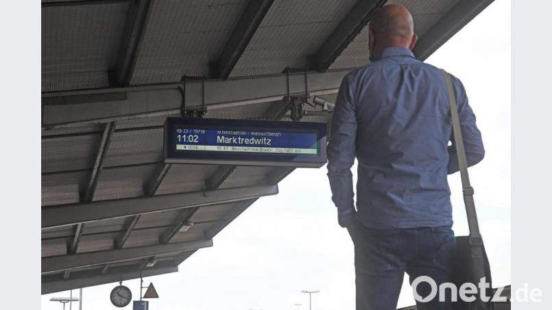 Kurzfristig umplanen: Am Mittwoch war auch am Bahnhof Weiden oft Improvisationstalent gefragt. Viele Züge fielen ersatzlos aus. Bild: Gabi Schönberger