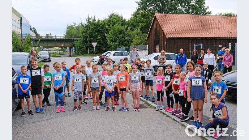 Beim Feriensportfest für Kinder war die Resonanz enorm. Das Bild zeigt nur einen Teil der Kinder, die darauf warteten, die verschiedenen Disziplinen zu absolvieren. Bild: twi