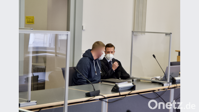 Der Angeklagte sitzt neben seinem Verteidiger Philipp Janson, während des vierten Prozesstages. Bild: Michael Bothner
