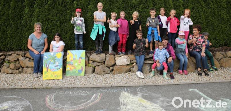 Viel Spaß hatten die Kinder beim Bemalen der Straße und von Bildern. Auf dem Bild AsF-Vorsitzende Brigitte Scharf (Zweite von rechts) und SPD-Ortsvorsitzende Petra Thomas (links). Bild: njn