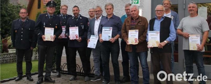 Die für ihre Treue geehrten Kameraden (von links) Markus Bader, Werner Prucker, Andreas Hruschka, Uli Stengl, Bernhard Greger, Ronald Meier, Helmut Hruschka, Norbert Wolff, Klaus Konz, Werner Käß, Martin Müller und Mehmed Aran. Bild: Herbert Schell/exb