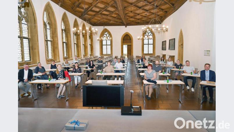 Die erfolgreichen Absolventen der Stadt Amberg mit Oberbürgermeister Michael Cerny (links) und Personalreferent Bernhard Mitko (rechts). Bild: Susanne Schwab/Stadt Amberg