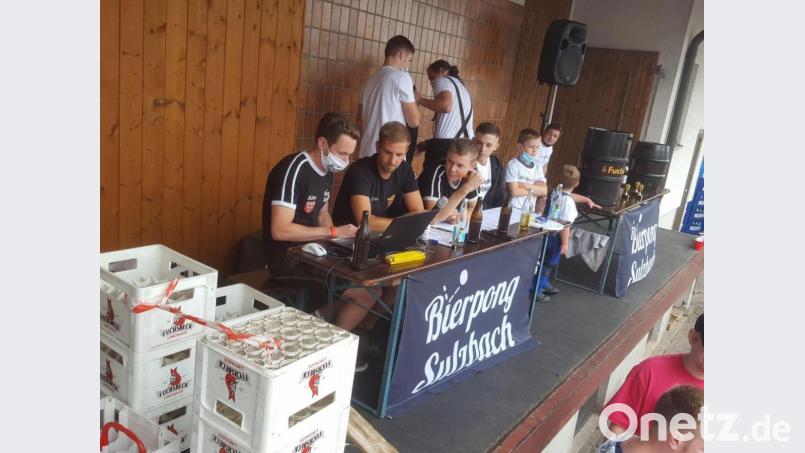 Die Organisatoren Alex Pröll, David Martynec und Nico Dirschedl werten beim Bierpong-Turnier 2020 im Fuchsbeck-Hof die Punkte der Teams aus. Bild: David Martynec/exb