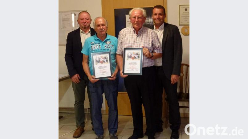 Die Geflügelzüchter ernennen Elmar Kral (Zweiter von links) und Max Heindl (Zweiter von rechts) zu Ehrenmitgliedern. Ihnen gratulieren Vorsitzender Gerhard Heindl (links) und Zweiter Bürgermeister Uwe Bergmann (rechts). Bild: u