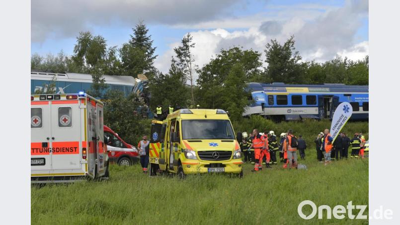 Am Mittwochmorgen sind in der Nähe des Dorfes Milavèe zwischen den Bahnhöfen Domalice und Blíejov in Tschechien zwei Züge zusammengestoßen. Bild: Chaloupka Miroslav/CTK/dpa