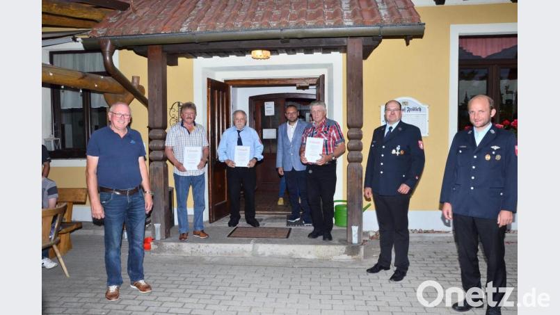 Bei der Feuerwehr Pfrentsch gibt es mit Bernhard Burger, Gerhard Krämer und Johann Preßl (mit Urkunden, von links) drei neue Ehrenmitglieder. Bild: fjo