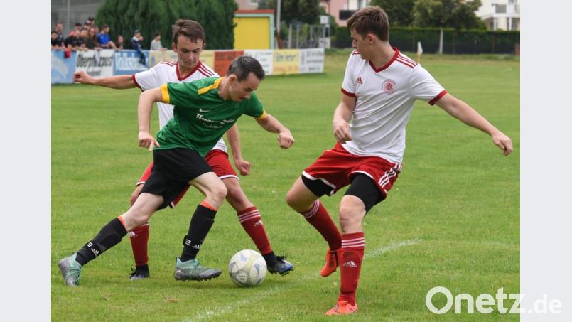 Phillip Kraus vom ATSV Tirschenreuth (Mitte) will auch gegen den Spitzenreiter aus Selb wirbeln. Dagegen müssen die Wiesauer Tim Bächer (links) und Fabian Nickl bei der Landesliga-Reserve des SV Mitterteich ran. Bild: gb