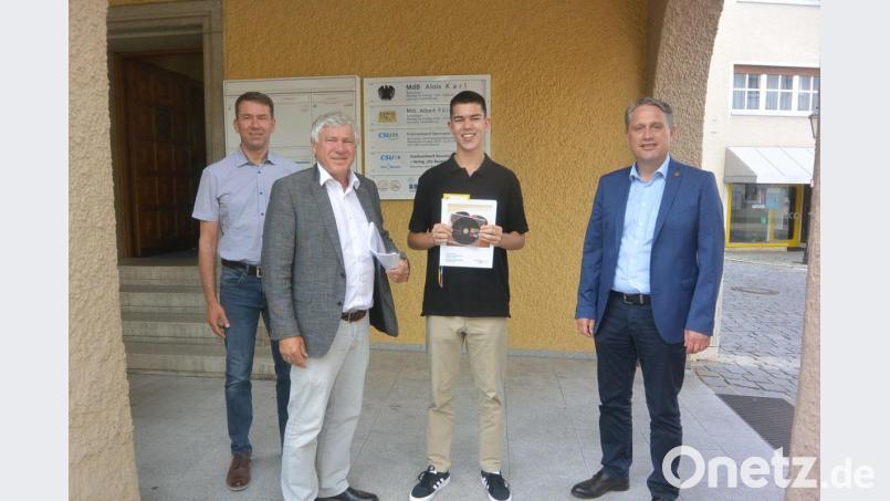 Vater Stefan Luft, MdB Alois Karl, Stipendiat Tobias Luft und Poppenrichts Bürgermeister Hermann Böhm (von links). Bild: Biersack/exb