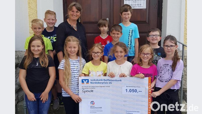 Die Kommunionkinder aus der Pfarrei Beidl-Plößberg spendeten einen Teil ihrer Geldgeschenke für die Flutopfer. Im Bild die Kinder mit Klassenlehrerin Ulrike Remold. Bild: Jürgen Preisinger/exb