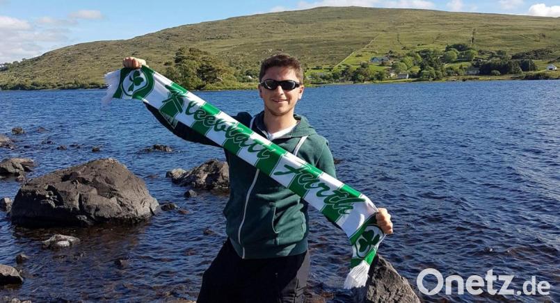 Martin Hoffmann hält den Fan-Schal von der SpVgg Greuther Fürth auch auf Reisen hoch. Bild: Hoffmann/privat