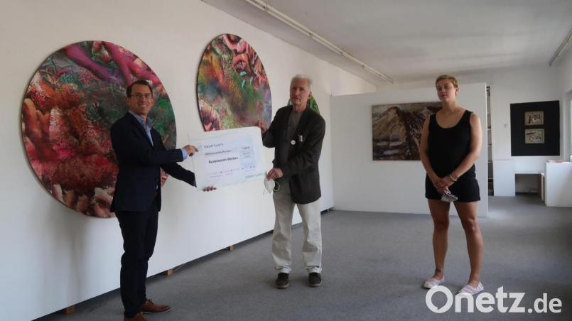 Das Bayernwerk spendet 7500 Euro. Von links: Andrè Zorger, Wolfgang Herzer und Carolin Schiml. Bild: Kunz