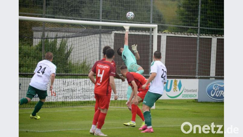 Aschaffenburgs Torhüter Tobias Aulbach macht sich ganz lang, kommt aber nicht mehr an den Kopfball von Johannes Böhm (rechts). Bereits nach 17 Sekunden stand es 1:0 für die DJK Gebenbach. Bild: Andreas Brückmann
