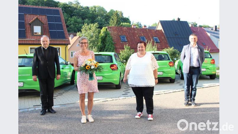 Für 30 Jahre Mitarbeit beim Elisabethenverein wurde Claudia Kammermeier ausgezeichnet (von links): Stadtpfarrer Georg Flierl, Claudia Kammermeier, Pflegedienstleiterin Cordula Köhler und Geschäftsführer Rainer Schmid. Bild: heb