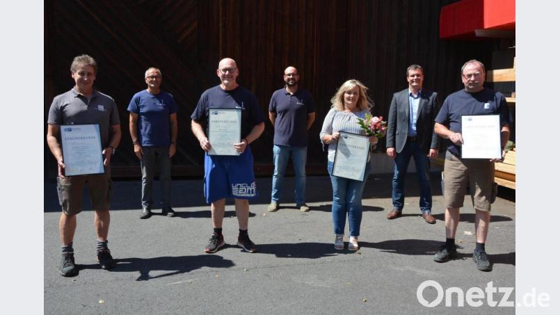 Jahrzehntelang treue Mitarbeiter ehrte die Firma Weck-Holz-Gmbh in Königshütte. Das Bild zeigt, (von links) Thomas Forster, Seniorchef Eberhard Kirchner, Jiri Maly, Geschäftsführer Johannes Kirchner, Angelika Wilholm, IHK-Geschäftsführer Florian Rieder und Erwin Thoma. Bild: jr
