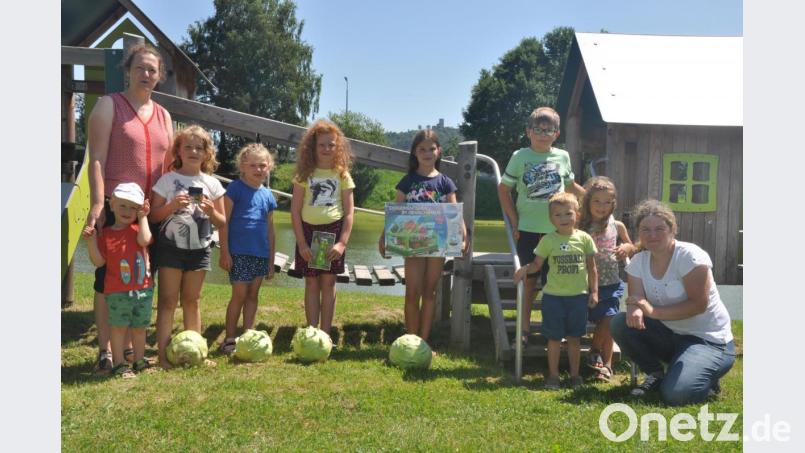 Unser Bild zeigt die Preisträger des Kohlrabi-Wettbewerbs und weitere Kinder, zusammen mit den Organisatorinnen Bettina Gilch (links) und Kathrin Lingl (rechts). Bild: Martin Stigler/exb