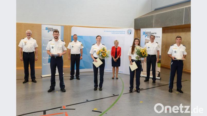 Die Nabburger Polizeischüler gehören zu den Besten in Bayern und wurden entsprechend geehrt. Im Bild (von links) Polizeipräsident Udo Skrzypczak, Polizeioberwachtmeister Niklas Hausmann, Erster Polizeihauptkommissar Stefan Blendl, Polizeioberwachtmeisterin Elisabeth Höbel, Zweite Bürgermeisterin Irene Ehemann, Polizeioberwachtmeisterin Rebecca Marsden, Abteilungsführer Leitender Polizeidirektor Stefan Beil und Polizeioberwachtmeister Jonas Seer. Bild: Roland Seidel/exb