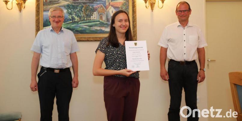 Verwaltungsfachangestellte Anja Dietrich wurde zur Standesbeamtin bestellt. Mit auf dem Bild Bürgermeister Johannes Reger (links) und Verwaltungsrat Hubert Wojtenek (rechts). Bild: njn