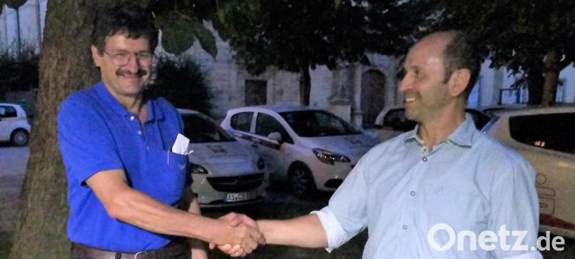 Bürgermeister Hans Ram (rechts) stellt Peter Domanits als neuen Wanderwegewart der Gemeinde Ensdorf vor. Bild: tra