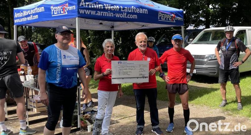 Der Fanclub Nabburg/Oberpfalz unterstützt die Leukämiehilfe mit einer Spende. Im Bild Lauf-Organisator Armin Wolf, Veronika und Bernd Hofmann sowie Wolfgang Schleicher (von links) bei der Übergabe. Bild: Bernd Hofmann/exb