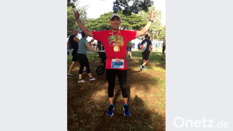 Geschafft: Stefan Falter ist am Ziel. In 3,47 Stunden ist er den Honolulu-Marathon gelaufen und darf das Finisher-Shirt tragen. Bild: exb