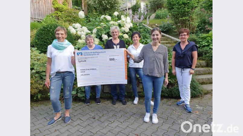 Die Landfrauen Naabdemenreuth spenden 500 Euro aus dem Palmbuschen- und Osterkuchenverkauf. Bild: fz