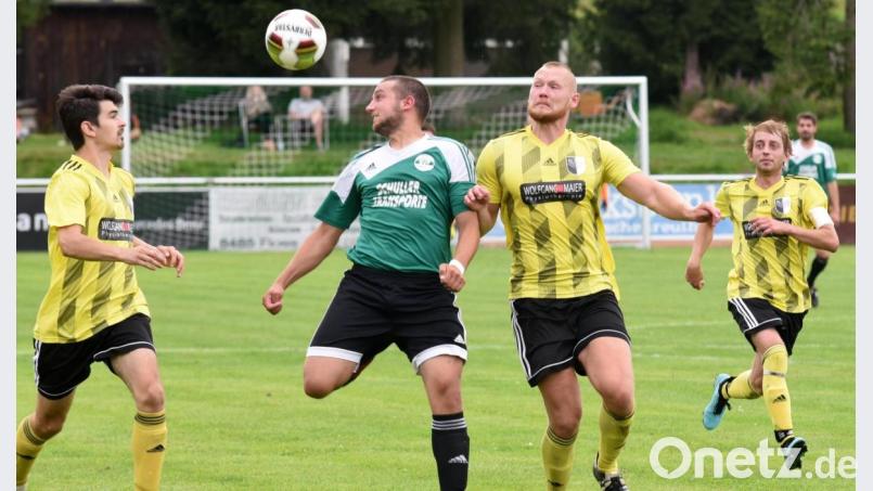 Der SV Plößberg (Zweiter von links Christoph Schmidkonz) feierte am Sonntag gegen die DJK Neustadt (von links Josef Fahrnbauer, Heiko Markl und Bastian Forste) mit 5:0 den ersten Sieg in dieser Saison. Auf den warten noch der FC Vorbach, VfB Mantel, TuS/WE Hirschau und die DJK Neustadt/WN. Bild: gb