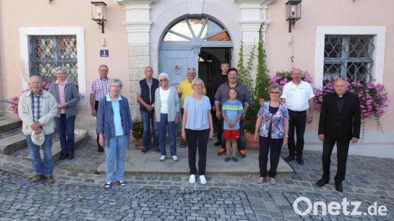 Das neue Vorstandsteam sowie der Beirat des Vereins &quot;Aktion Solidarität&quot; (von links): Beiräte Alois Schedl, Sheila Finnie, Schriftführer Werner Fritsch, Kassiererin Christiane Eschenbeck, Kassenprüfer und Wahlleiter Wolf-Detlef Hoffmann, weiter Beiräte Geroldine Ondrusek, Konrad Gatzka, Vorsitzende Monika Seidel, Beirat Philipp Legat, Stellvertretender Vorsitzender Oliver Zrenner (mit Sohn), weiter Beiräte Annelies Müller, Wolfgang Trottmann und Pfarrer Georg Flierl. Bild: Werner Fritsch/exb