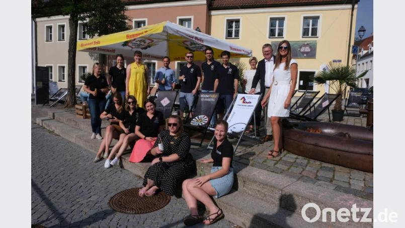 Im August, wöchentlich von Donnerstag bis Sonntag, laden Round Table, Ladies‘ Circle und Rotaract zum Chillout an der Vils in der Schiffgasse ein. Einen Teil der Liegestühle haben die Stadtwerke gespendet, die Palmen steuerte das Stadtmarketing bei. Bild: usc