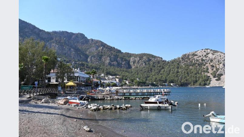Der kleine Hafen des Touristenorts in der Provinz Mugla. Einwohner des Ortes haben erst kürzlich tagelang gegen die Flammen in den umliegenden Bergen gekämpft, um den Ort zu schützen. Foto: Anne Pollmann/dpa Bild: Anne Pollmann