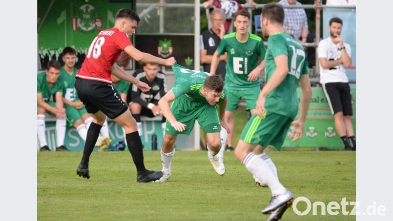 Hier geblieben! Der Feuchter Timo Gratz (links) hindert in dieser Szene den Ammerthaler Lukas Dotzler mit einem beherzten Griff ans Trikot am Weiterlaufen. Kurz vor der Pause ließ sich der DJK-Angreifer bei seinem Treffer zum 1:0 dann aber nicht bremsen. Bild: Andreas Brückmann