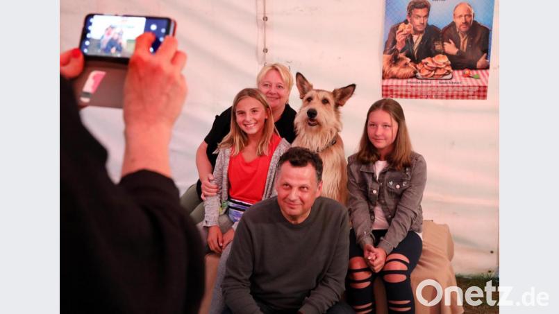 Hund Joker als &quot;Ludwig&quot; mit Gerhard Wittmann (vorne), der Leopold Eberhofer spielt, und Fans im Jahr 2019 in Schwandorf. Archivbild: ihl