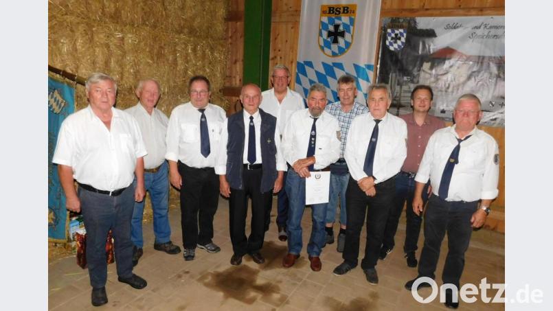 Vorsitzender Edmund Bruckner (rechts) , BSB-Vize Dr. Klaus-Dieter Nitzsche (links), Kriegsgräberfürsorgechef Robert Fischer (Fünfter von links) und Bürgermeister Christian Porsch (Zweiter von rechts) gratulierten Dieter Lindner, Franz Pögelt, Erwin Zeitlmann, Heinz Höreth, Clemens König und Oswald Wöhrl zu hohen Auszeichnungen und Ehrungen. Bild: hai