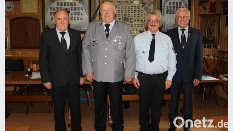 Bezirksvorsitzender des Bayerischen Soldatenbunds Horst Embacher (links) und Kreisvorsitzender Ferdinand Lienerth (rechts) zeichneten Josef Meisl (Zweiter von links) und Josef Böhm (Zweiter von rechts) aus. Bild: heb
