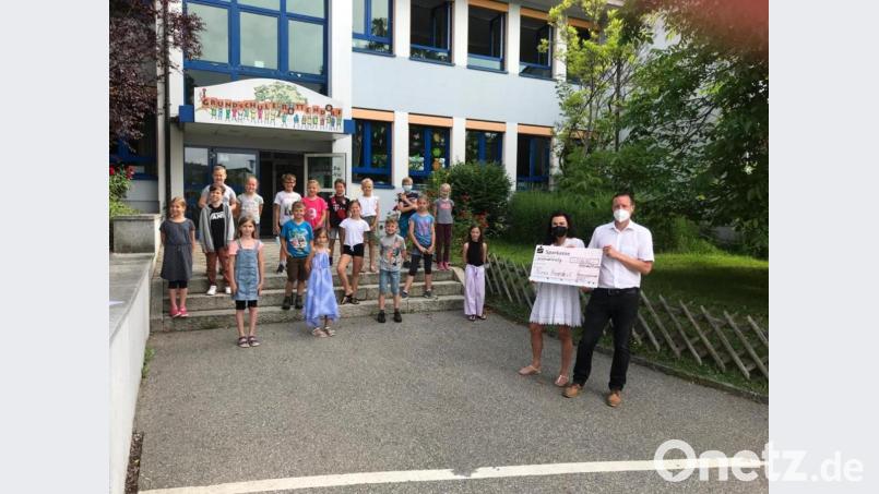 Die Kommunionkinder übergaben den Scheck an Matthias Schanderl. Bild: Matthias Schanderl/exb