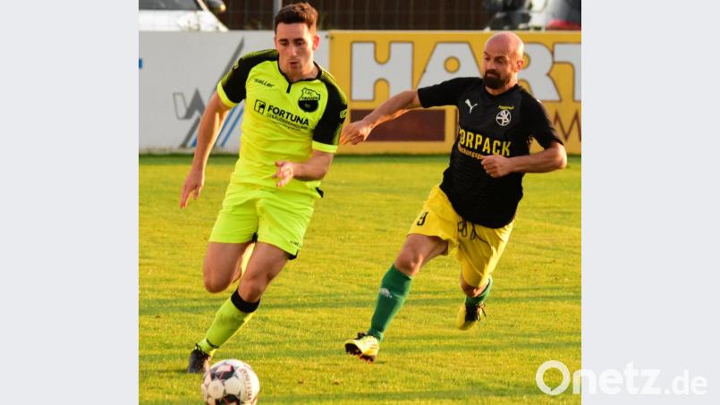 Prominente Unterstützung für den SV Poppenreuth: Skerdilaid Curri (rechts), ehemaliger Zweitliga-Profi von Erzgebirge Aue, half der Steinwald-Elf am Donnerstag gegen den 1. FC Trogen (im Bild Tizian Bagnoli) aus. Bild: Schrems