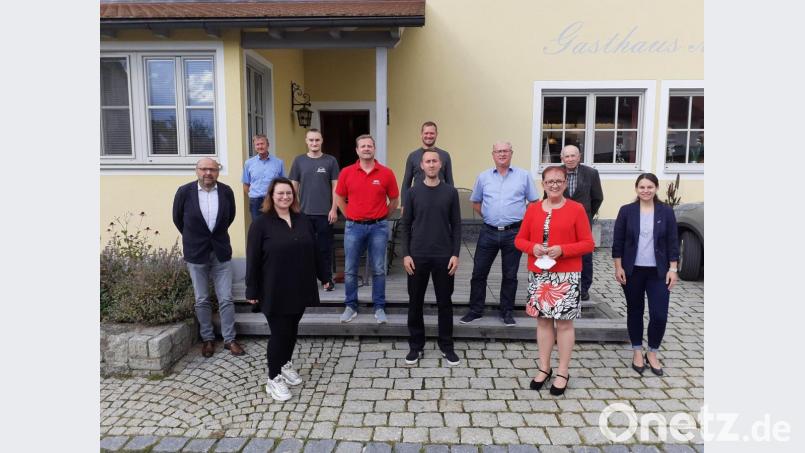 Der neue Vorstand des SPD-Ortsvereins Püchersreuth: (von links)
Peter Heller, Hans Roll, Stefanie Sauer, Erik Kahley, Markus Zahn, Bastian Sauer (vorne), Tobias Labbert (hinten), Josef Bonczyk, Maria Sauer und Johann Gollwitzer mit SPD-Bezirksgeschäftsführerin Sabrina Schlecht-Wanderer. Bild: tok