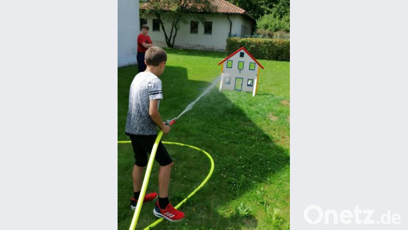 Rund um das Feuerwehrhaus in Krummennaab konnte man bei der Abholung der Überraschungstüte auch seine Geschicklichkeit unter Beweis stellen. Bild: vsr