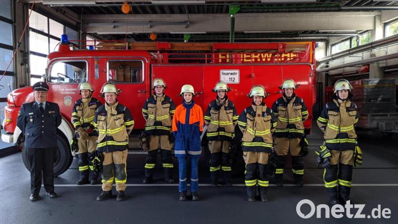 Acht Feuerwehranwärter schlossen die Modulare-Trupp-Ausbildung ab. Im Bild (von links): Kreisbrandmeister Roland Frank, Max Trottmann, Sebastian Reimann, Frederik Römer, Agnes Neuner, Henrik Haulena, Julia Bäuml, Paul Kasseckert und Ramona Gleixner. Bild: Johannes Werner/exb