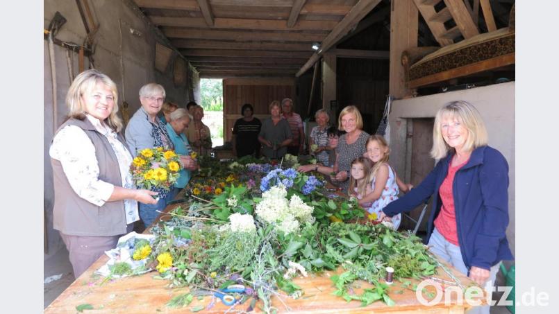 In der Scheune von Anni Sticht (Vierte von rechts) in Berndorf banden Frauen Kräutersträuße für das Patrozinium am Hochfest Mariä Himmelfahrt. Bild: jzk