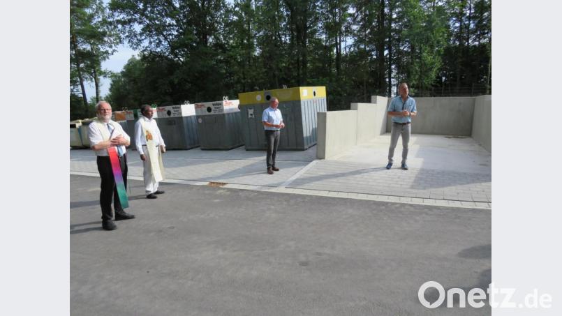 Michael Wagner(rechts) vom Planungsbüro Schultes dankte der Marktgemeinde für die Geduld bei der Umsetzung. Bild: adj