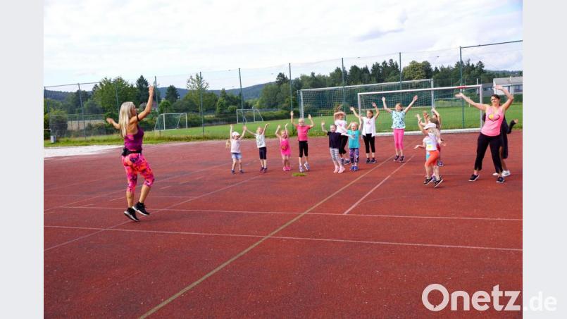 Petra Meyer (links) und Jugendbeauftragte Stefanie Stelzl (rechts) hielten die Kinder auf dem Schulsportplatz mit Zumba auf Trab. Bild: bkr