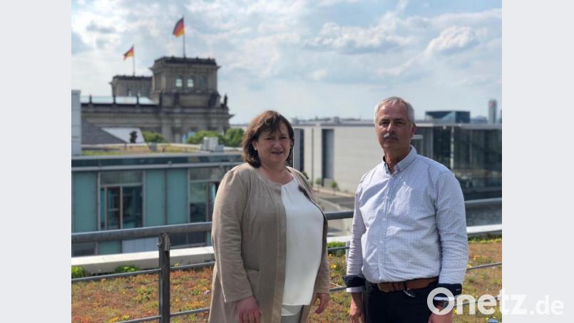 Vom Balkon des Jakob-Kaiser-Hauses aus in Berlin-Mitte ist der Reichstag nicht zu übersehen. Karl Bleys Schreibtisch steht in diesem Gebäudekomplex. Benannt ist er nach dem unterfränkischen Zentrumspartei- und , später CDU-Abgeordneten,, christlichen Gewerkschafter und erklärten Hitlergegner Jakob Kaiser. Bild: Karl Bley
