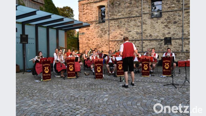 Die Blaskapelle Weiding musizierte vor dem CeBB. Bild: Stadt Schönee/exb