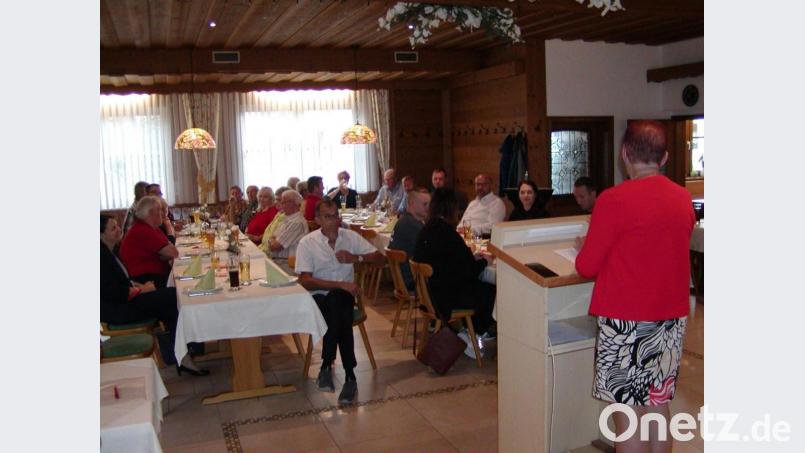 Ansprache von Maria Sauer vor den Mitgliedern. Bild: tok